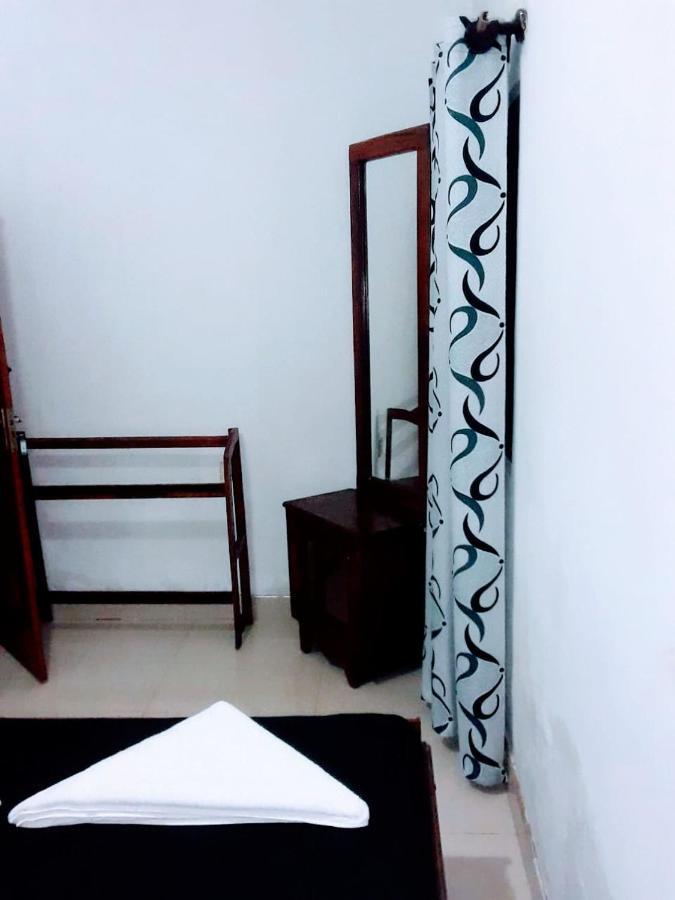 Black And White Kandy Guest House 02 Deiyannewela 外观 照片