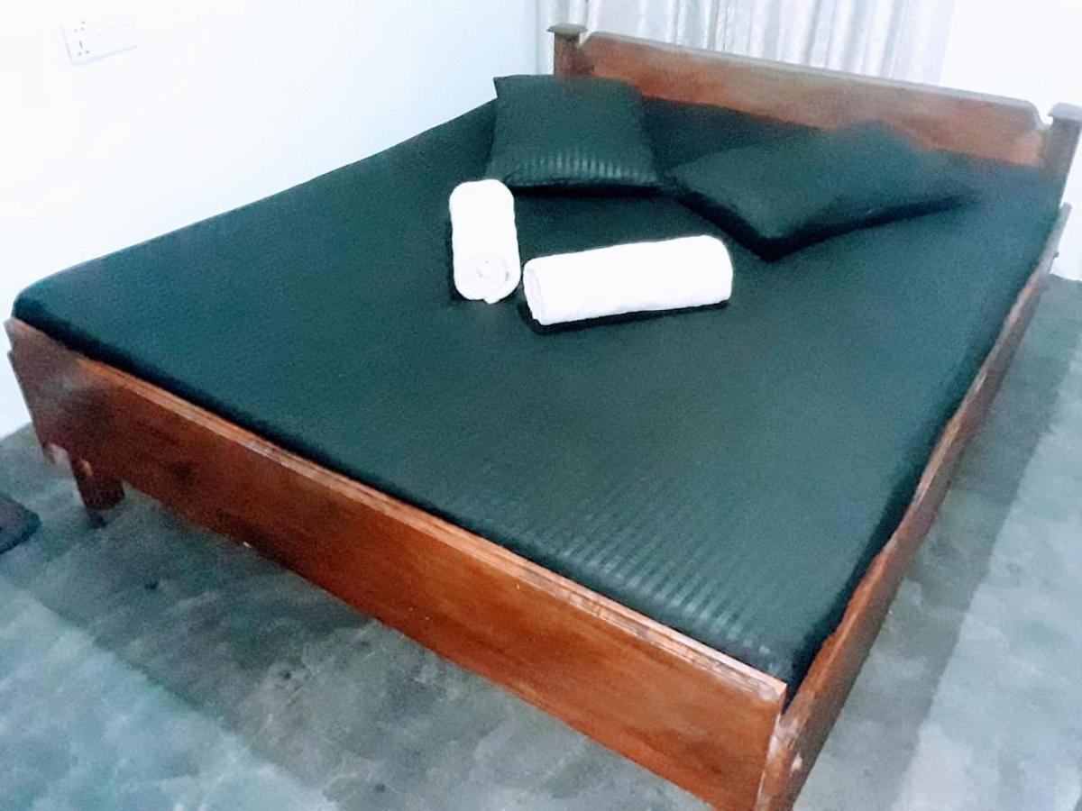 Black And White Kandy Guest House 02 Deiyannewela 外观 照片